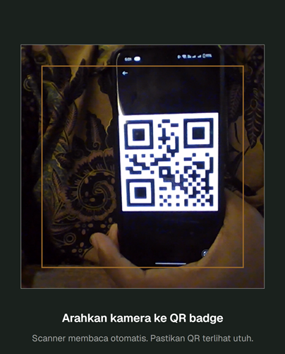 Layar pemindai QR sedang aktif, kamera diarahkan ke QR badge